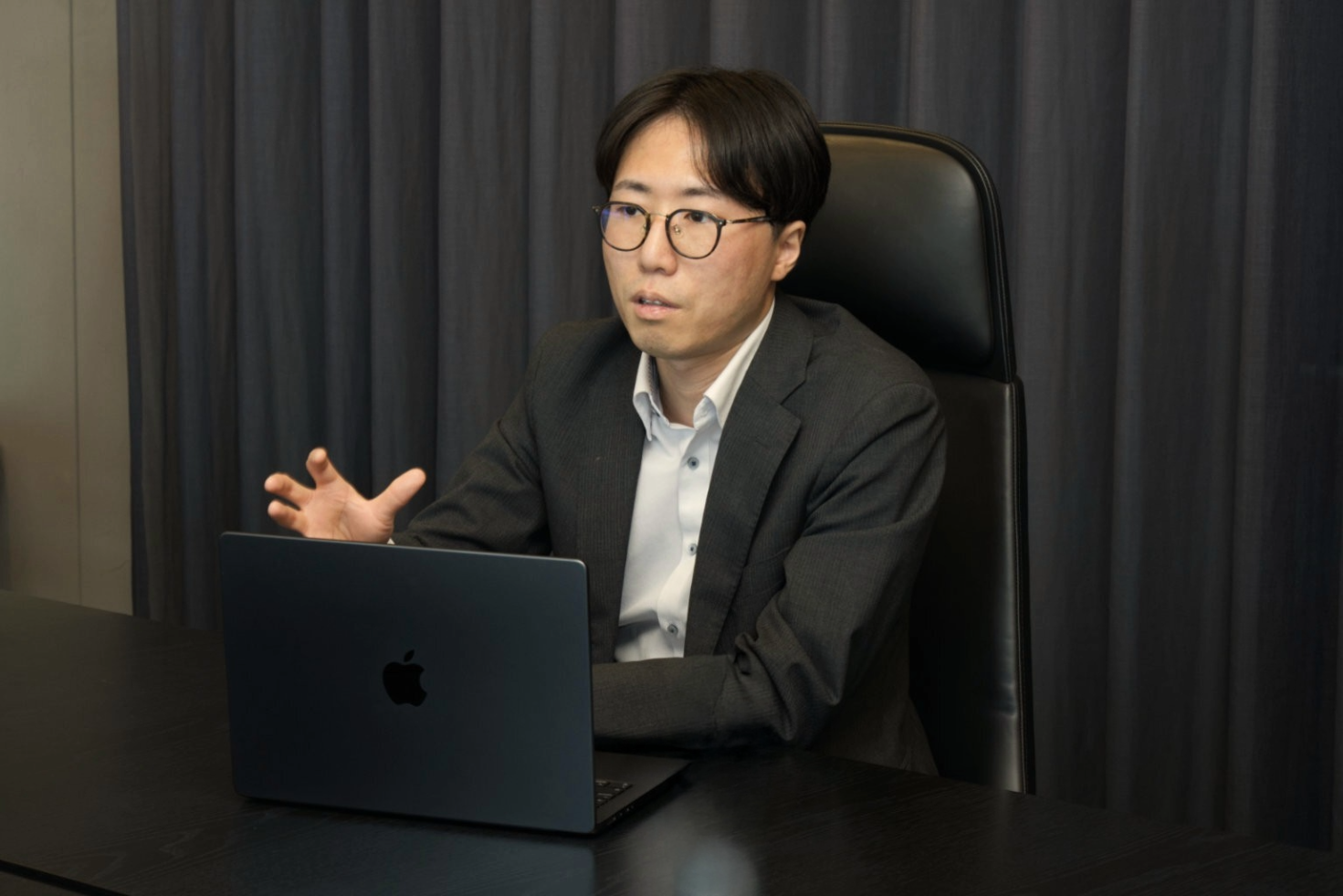 BBS様のインタビュー風景：個別メールからチャット完結へ。提案から面談までのリードタイム短縮とステータス可視化を達成