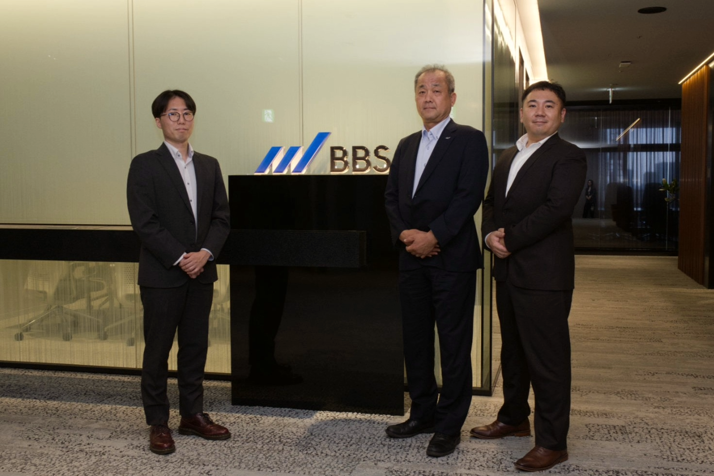 BBS様の導入事例インタビュー。写真左：真下怜士様、写真右：雅楽川孝様